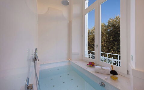Villa Correale: Plumbing Fixture, Interior Design, Bathtub, Plumbing, Apartment, Tap, Bathroom, Hotel, Design, Molding