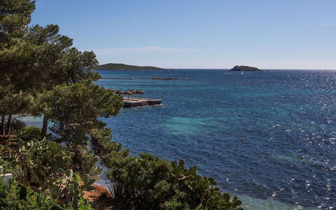 Villa Crozet: Blue, Water, Water Resources, Body Of Water, Coast, Coastal And Oceanic Landforms, Rock, Sea, Horizon, Ocean