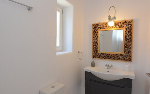 Villa Gazelia: Plumbing Fixture, Bathroom, Wall, Interior Design, Flooring, Sink, Floor, Bathroom Sink, Tap, Mirror