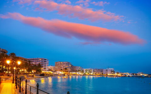 Villa Jardin: Water, Body Of Water, Horizon, Building, City, Summer, Waterway, Landscape, Sea, Coast