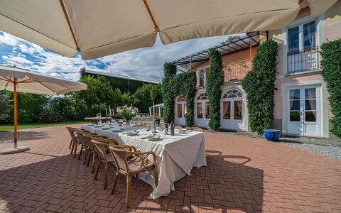 Villa Meridiana: Shrub, Estate, Garden, Yard, Lawn, Mansion, Hacienda, Landscaping, Courtyard, Villa