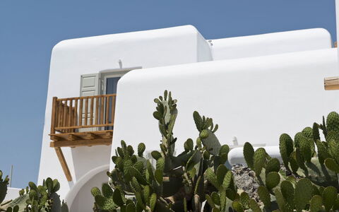 Villa Opallia: Shade, Stairs, Outdoor Furniture, Villa, Balcony, Houseplant, Flowerpot