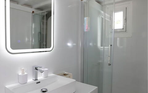 Villa Rose 1: Plumbing Fixture, Sink, Bathroom Sink, Bathroom, Interior Design, Tap, Plumbing, Floor, Ceiling, Mirror