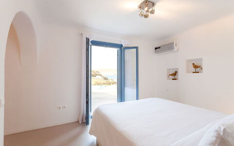 Villa Smaràgdi: Blue, Shade, Balcony, Daylighting, Villa, Hotel, Bedroom