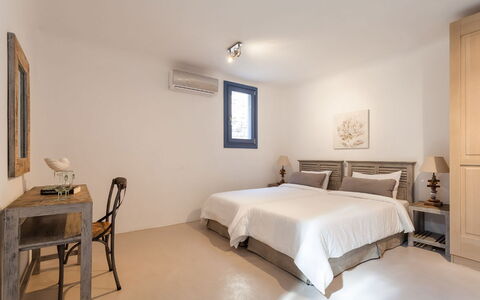 Villa Smaràgdi: Furniture, Interior Design, Flooring, Floor, Wood, Ceiling, Bedroom, Bed, Room, Lighting