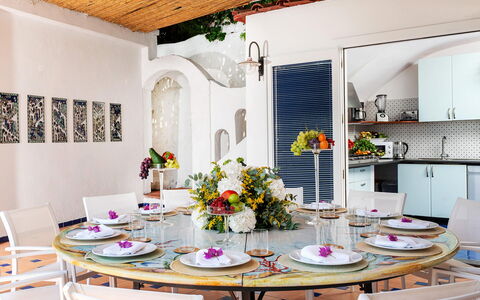 Villa Sole di Amalfi: Furniture, Interior Design, Table, Chair, Dining Room, Tableware, Kitchen & Dining Room Table, Textile, Lighting, Tablecloth