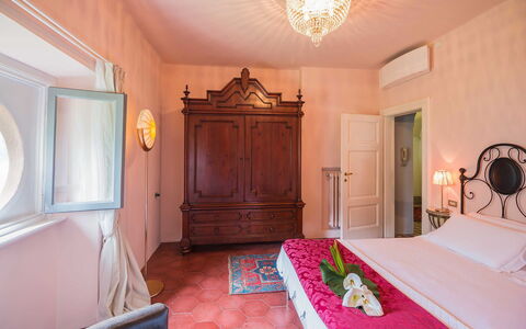 Villa Traversi: Wall, Furniture, Interior Design, Flooring, Floor, Bedroom, Ceiling, Room, Home, Bed