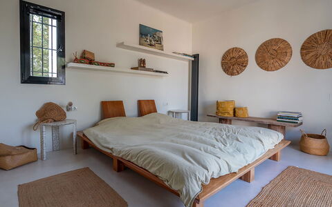 Can Blanca: Furniture, Bed, Bedroom, Wood, Bedding, Bed Sheet, Interior Design, Floor, Linens, Flooring