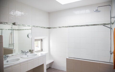 Villa Rigel: Wall, Flooring, Plumbing Fixture, Bathroom, Interior Design, Floor, Ceiling, Plumbing, Tile, Tap