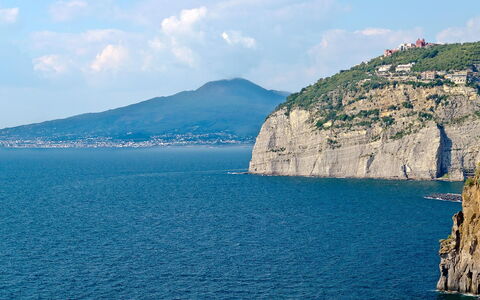 Apartment Vittoria: Water, Body Of Water, Mountainous Landforms, Mountain, Coastal And Oceanic Landforms, Coast, Sea, Headland, Terrain, Promontory