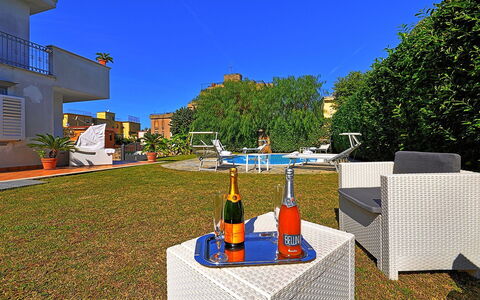 Villa Orlando: Apartment, Garden, Landscaping, Yard, Resort, Shade, Lawn, Eco Hotel, Backyard