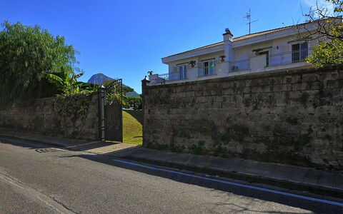 Villa Orlando: Sky, Road Surface, Residential Area, Asphalt, Slope, Suburb, Fence, Driveway, Sidewalk