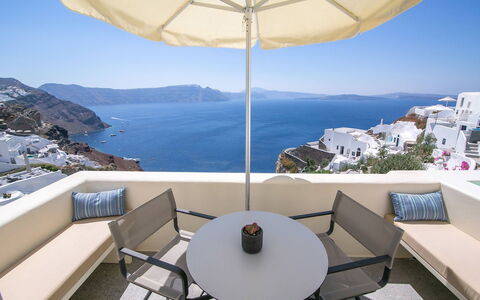 Mide: Furniture, Interior Design, Chair, Table, Apartment, Coffee Table, Living Room, Resort, Couch