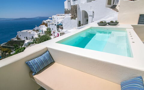 Mide: Bathtub, Plumbing Fixture, Bathroom, Resort, Swimming Pool, Plumbing, Hotel, Jacuzzi, Tile