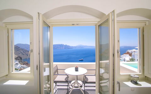 Mide: Furniture, Sea, Coastal And Oceanic Landforms, Chair, Apartment, Coast, Ocean, Resort, Mountain Range
