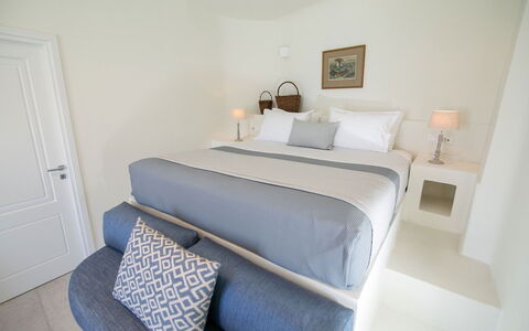 Mide: Furniture, Interior Design, Floor, Wood, Bed, Bedroom, Flooring, Room, Textile, Lighting