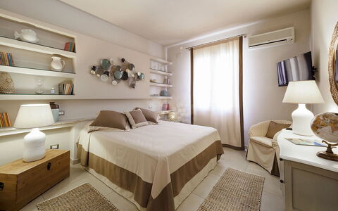Mulberry House: Bed, Furniture, Interior Design, Bedroom, Bedding, Wall, Bed Sheet, Wood, Room, Linens