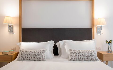 Suite Plumbago: Furniture, Bed, Interior Design, Bedroom, Bedding, Wood, Linens, Bed Sheet, Room, Lighting