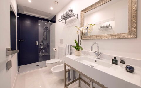 Suite Plumbago: Bathroom, Plumbing Fixture, Interior Design, Bathroom Sink, Mirror, Sink, Flooring, Floor, Tap, Bathroom Cabinet