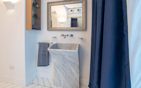 Jacaranda House: Interior Design, Flooring, Plumbing Fixture, Floor, Bathroom, Plumbing, Tile, Tap, Mirror