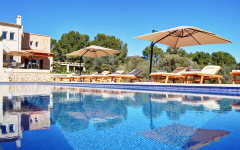 Can Mako: Outdoor Furniture, Swimming Pool, Resort, Umbrella, Leisure, Sunlounger, Boat, Watercraft, Villa, Hotel