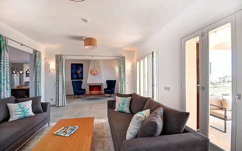 Can Mako: Furniture, Interior Design, Couch, Flooring, Floor, Wood, Ceiling, Living Room, Table, Apartment