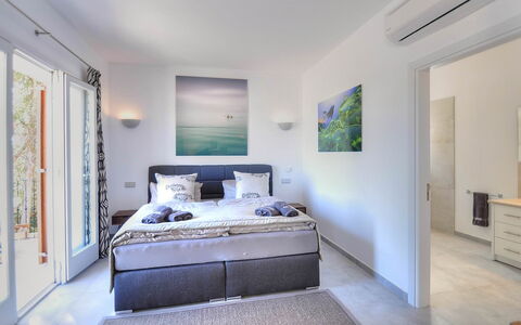 Can Mako: Furniture, Interior Design, Flooring, Floor, Bedroom, Room, Bed, Ceiling, Textile, Lighting