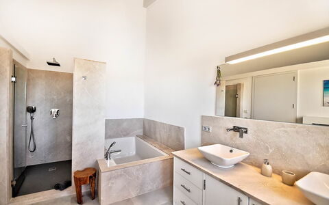 Can Mako: Flooring, Wall, Plumbing Fixture, Floor, Interior Design, Ceiling, Bathroom, Tap, Plumbing, Bathroom Sink