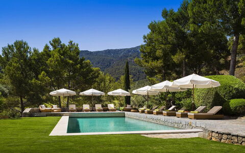 Villa Maggy: Mountain Range, Valley, Swimming Pool, Resort, Eco Hotel, Landscaping, Shade, Ridge, Outdoor Furniture, Sunlounger