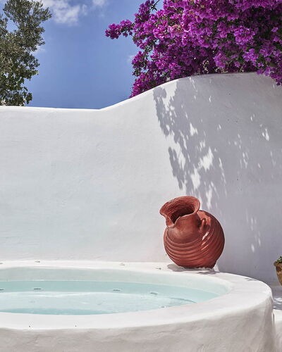 Villa Ivi: Flowerpot, Natural Material, Shade, Design, Outdoor Furniture, Houseplant, Bathtub, Plumbing Fixture, Swimming Pool, Ceramic