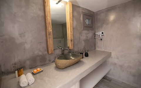 Maison Nira: Flooring, Floor, Interior Design, Plumbing Fixture, Plumbing, Sink, Tap, Bathroom, Mirror