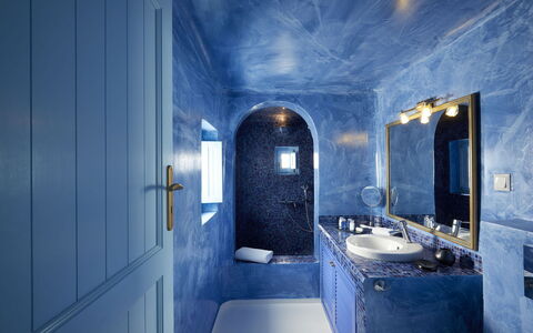 Maison Sivota: Blue, Plumbing Fixture, Interior Design, Flooring, Bathroom, Floor, Tap, Bathroom Sink, Plumbing, Sink