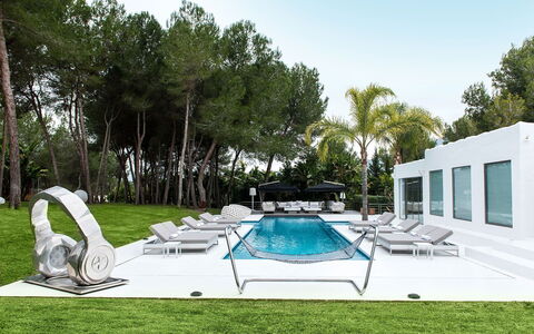 Villa Sound: Swimming Pool, Outdoor Furniture, Resort, Shade, Garden, Landscaping, Sunlounger, Leisure, Design