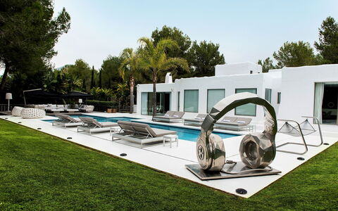 Villa Sound: Swimming Pool, Garden, Resort, Shade, Landscaping, Outdoor Furniture, Leisure, Estate, Lawn