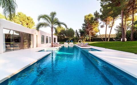 Villa Sound: Swimming Pool, Blue, Tree, Resort, Eco Hotel, Shade, Hotel, Villa, Estate, Leisure