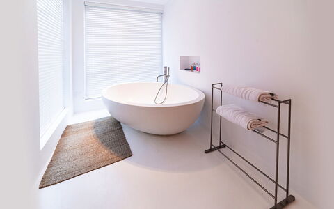Villa Sound: Interior Design, Flooring, Bathtub, Floor, Plumbing Fixture, Bathroom, Plumbing, Tap, Tile