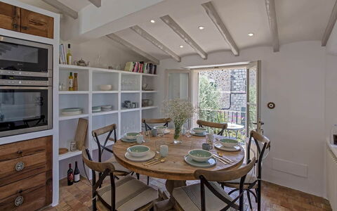 Casa Naomi: Furniture, Interior Design, Flooring, Chair, Wall, Dining Room, Table, Wood, Ceiling, Kitchen & Dining Room Table