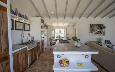 Casa Naomi: Furniture, Interior Design, Wood, Flooring, Countertop, Ceiling, Cabinetry, Kitchen, Floor, Home