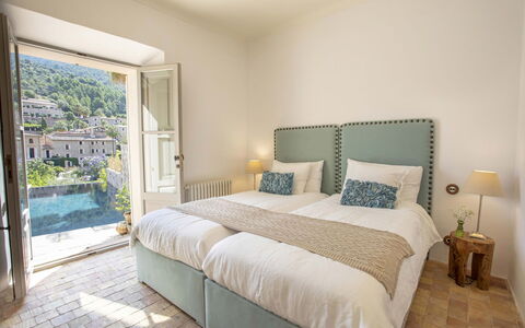 Casa Naomi: Wall, Furniture, Home, Bedroom, Apartment, Bed, Pillow, Bed Frame, Bedding, Linens