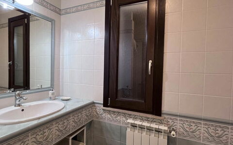 Villa Jamie: Bathroom Sink, Plumbing Fixture, Sink, Interior Design, Flooring, Mirror, Tap, Bathroom, Countertop, Floor