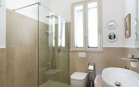Ippocampo: Bathroom, Flooring, Plumbing Fixture, Floor, Toilet, Wall, Interior Design, Toilet Seat, Sink, Tap