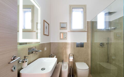 Kalimba: Bathroom, Flooring, Interior Design, Plumbing Fixture, Wall, Floor, Sink, Bathroom Sink, Toilet, Tap