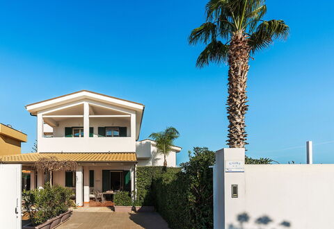 Kalimba: Building, Residential Area, Facade, Home, Architecture, House, Estate, Shade, Suburb