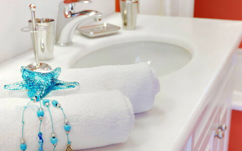 Villa Azzurra: Plumbing Fixture, Tap, Towel, Bathroom, Plumbing, Sink, Linens