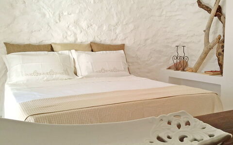 Villa la Rezza: Furniture, Bedroom, Bed, Linens, Bedding, Wood, Bed Sheet, Interior Design, Textile, Room