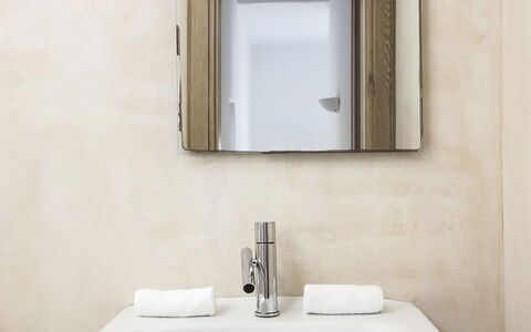 Soleil de Rehnia: Plumbing Fixture, Tap, Interior Design, Bathroom, Bathroom Sink, Mirror, Plumbing, Sink, Towel