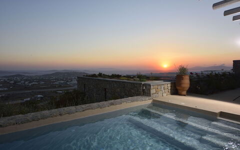 Villa Blue Moon: Dusk, Evening, Swimming Pool, Villa