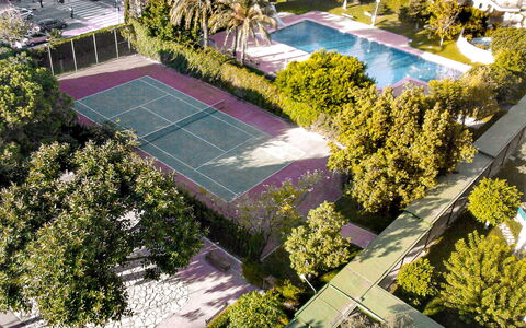 Las Cinco Torres: Water, Daytime, Property, Plant, Light, Nature, Green, Urban Design, Tree, Leisure