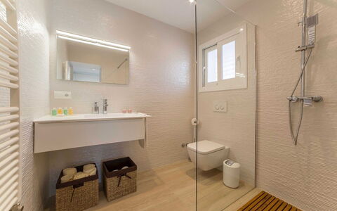 Villa Sabor: Flooring, Bathroom, Wall, Floor, Interior Design, Plumbing Fixture, Bathroom Cabinet, Ceiling, Plumbing, Lighting