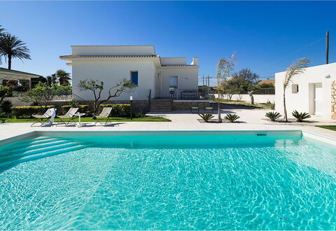 Villa Emma: Swimming Pool, Resort, Composite Material, Estate, Eco Hotel, Hacienda, Landscaping, Flagstone, Shade, Villa